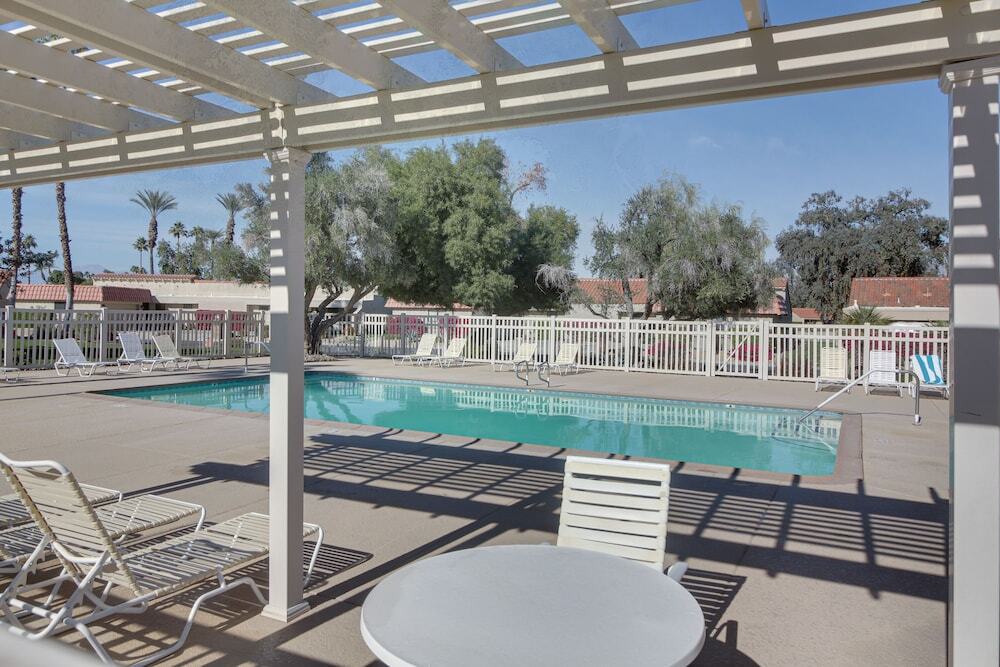 Pet friendly Palm Desert Gem on Golf Course - photo 2