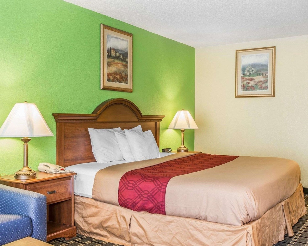 Econo Lodge Douglas - photo 12