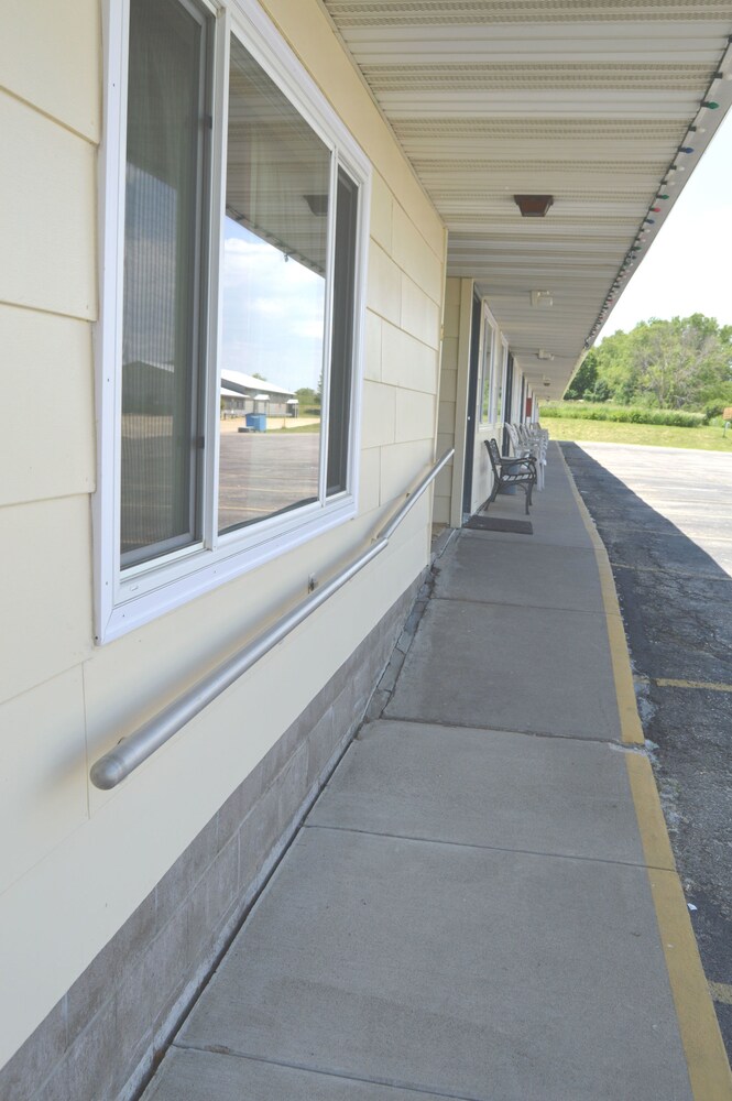 Midway Motel - photo 2
