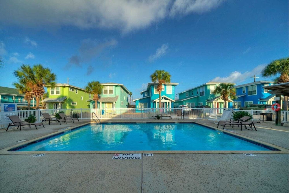 Private Yard Shared Pool Near the Beach Bluetique Hotel by Avantstay - photo 2