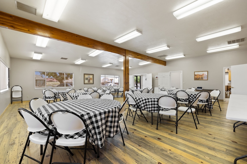 Broken Spur Inn & Steakhouse - photo 64