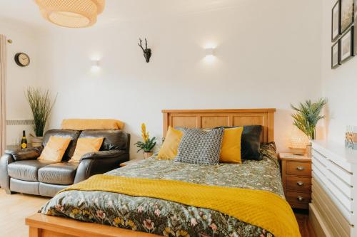 Luxury Private Suite Parking Courtyard And Wi Fi 17132172 — Caldicot