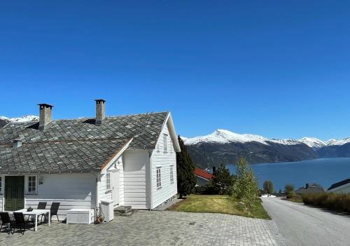 Stort hus med tømmervegger og fjordutsikt in Stranda, Norway