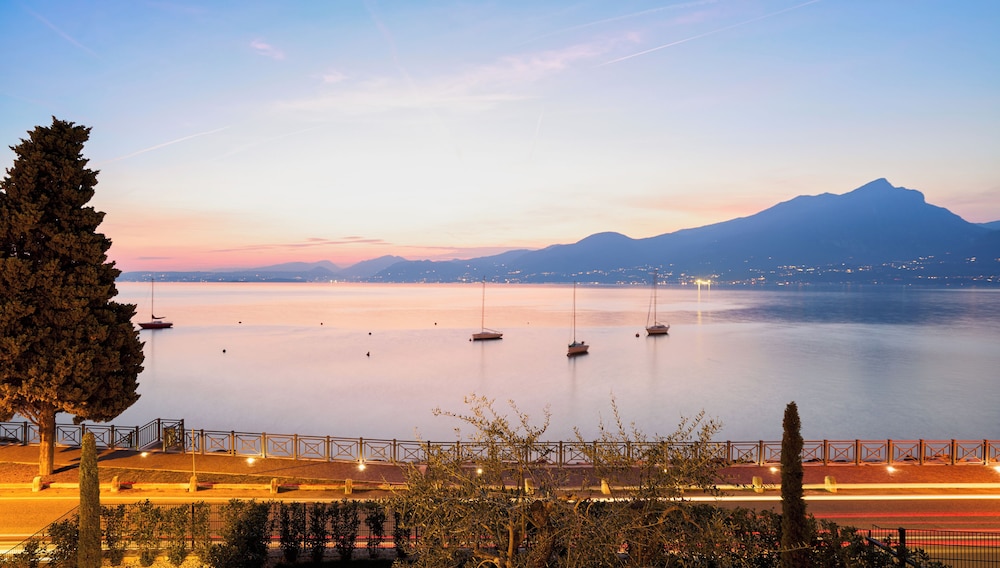 SalvatoreHomes Luxurious Dreamview Waterfront Apartment in Torri del Benaco with Pool Casa Azura a 5 Star Luxury Collection at Lake Garda — 4-Star Luxury Hotel in Torri Del Benaco, Italy