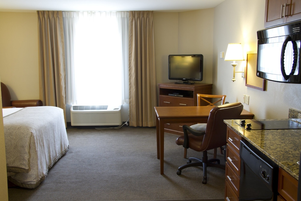 Candlewood Suites Champaign Urbana University Area by IHG - photo 8