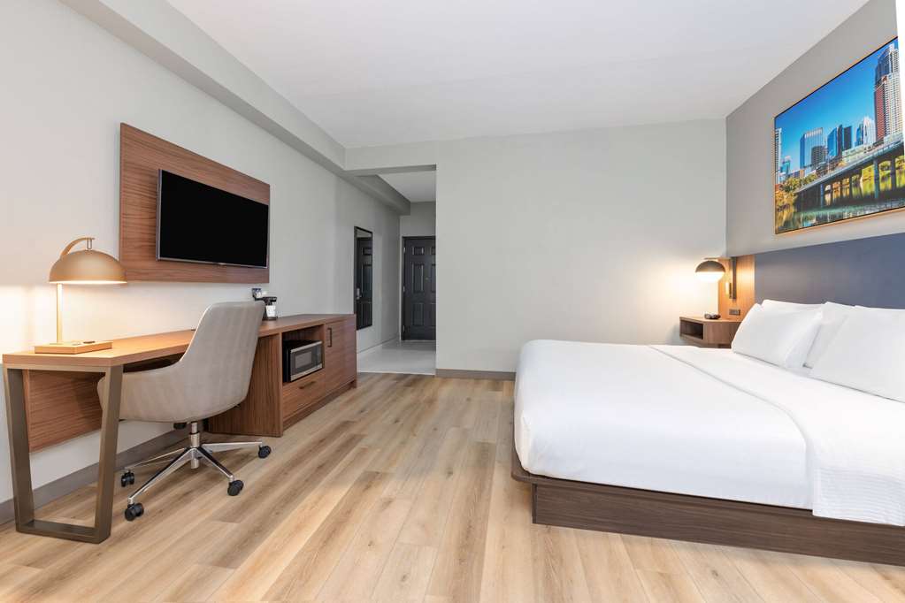 La Quinta Inn & Suites by Wyndham Dallas DFW Airport North - photo 29