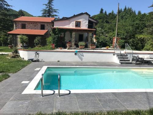 Casale del Pozzo Villa with pool Fosdinovo in the borgo of Pulica — 4-Star Luxury Hotel in Fosdinovo, Italy