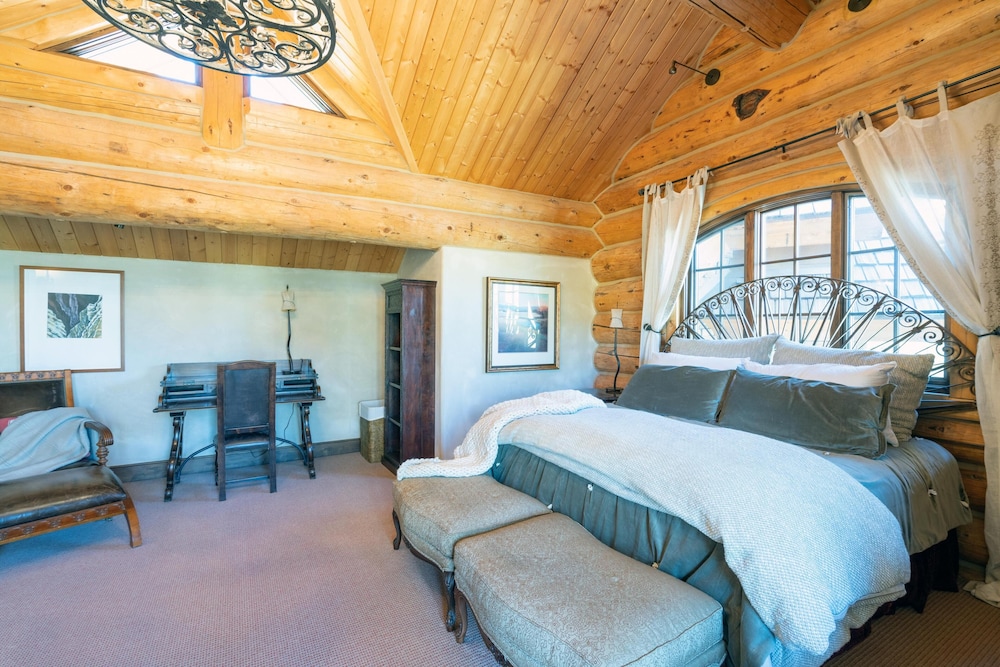 Hilltop Hideaway Expansive Views From This Private Estate Hot Tub Pool Table - photo 17