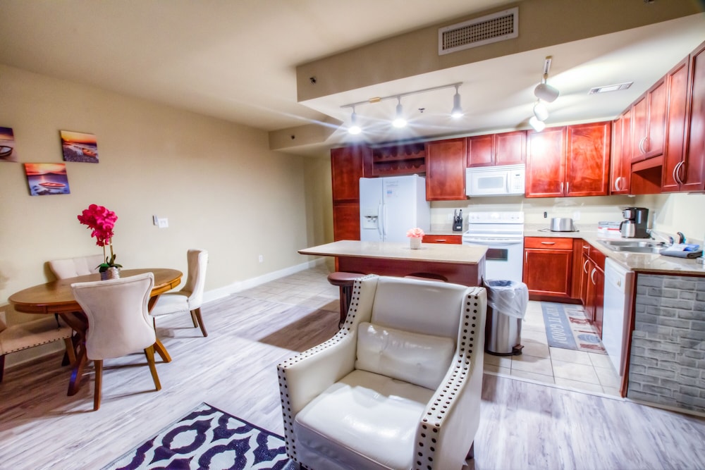 Laketown Wharf Resort by Aneliya's Rentals - photo 447