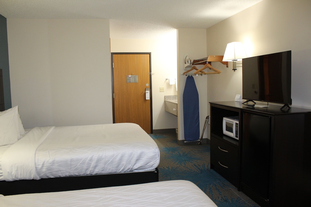 Reston Inn & Suites - photo 14