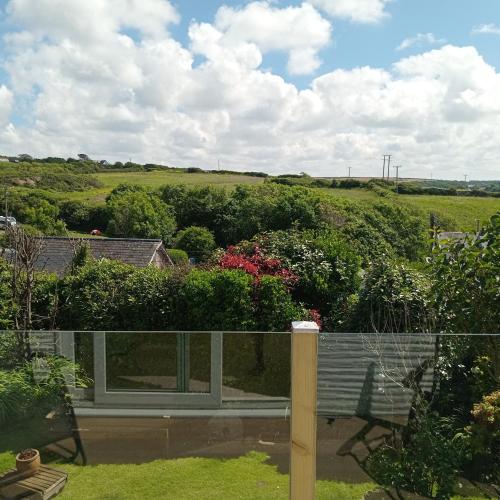 Curlews Cottage House with 3 bedrooms and garden walking distance to the beach — 4-Star Luxury Hotel in Perranporth, United Kingdom