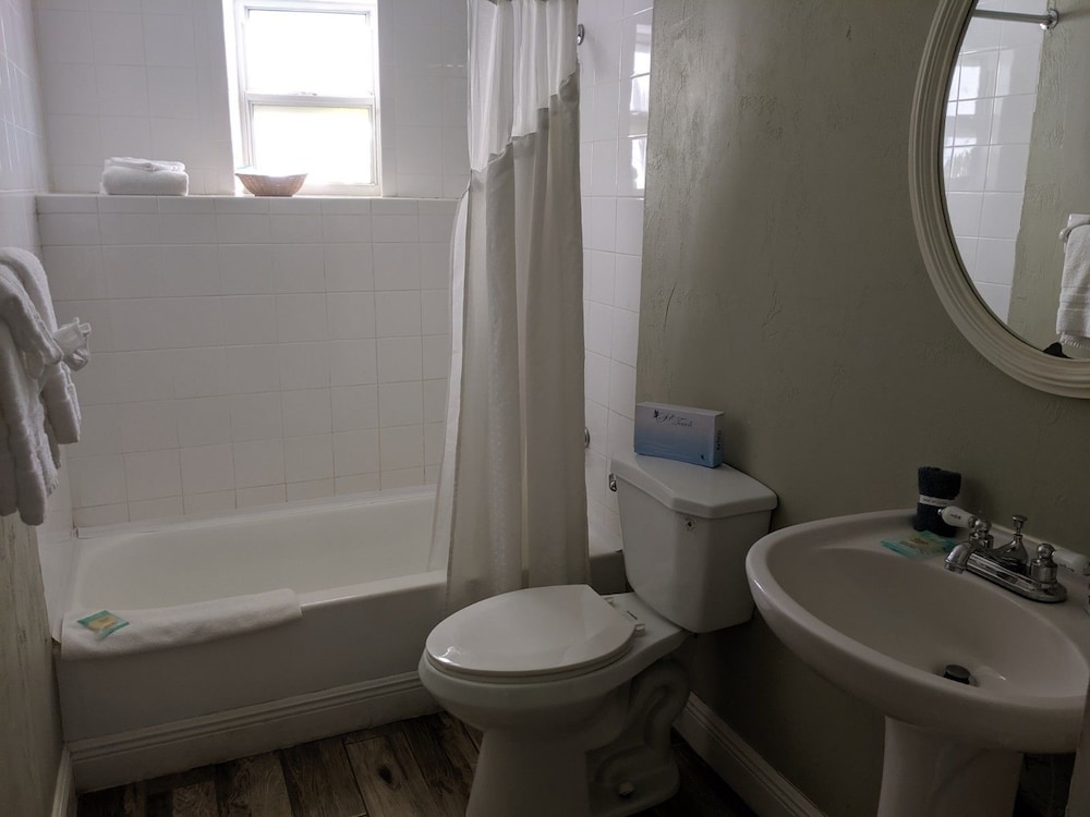 Shoreline Suites & Cabana Cottages - photo 94