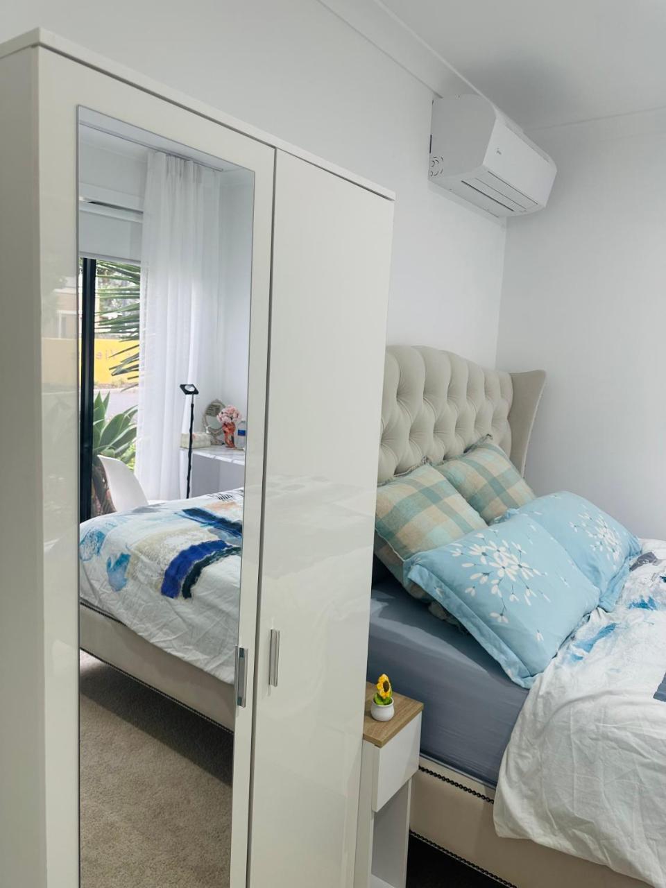 Premium Snooze Queen Bed Petite Room — hotel in Caroline Springs