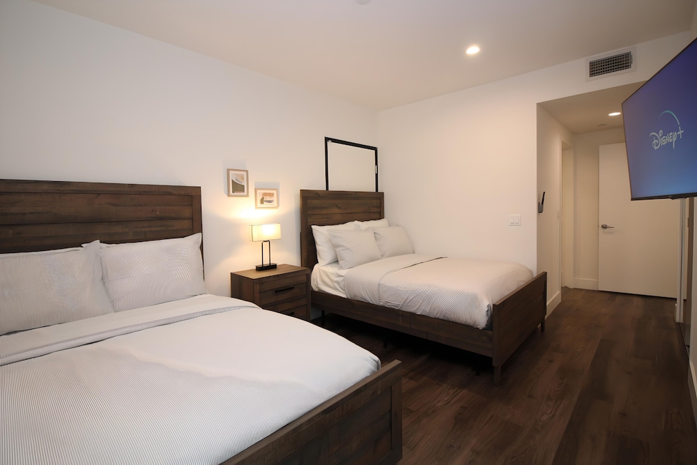 Los Angeles Premium City Suites Free Secured Parking - photo 5