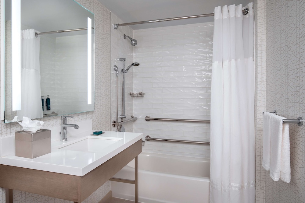 DoubleTree by Hilton Chicago North Shore Conference Center - photo 32