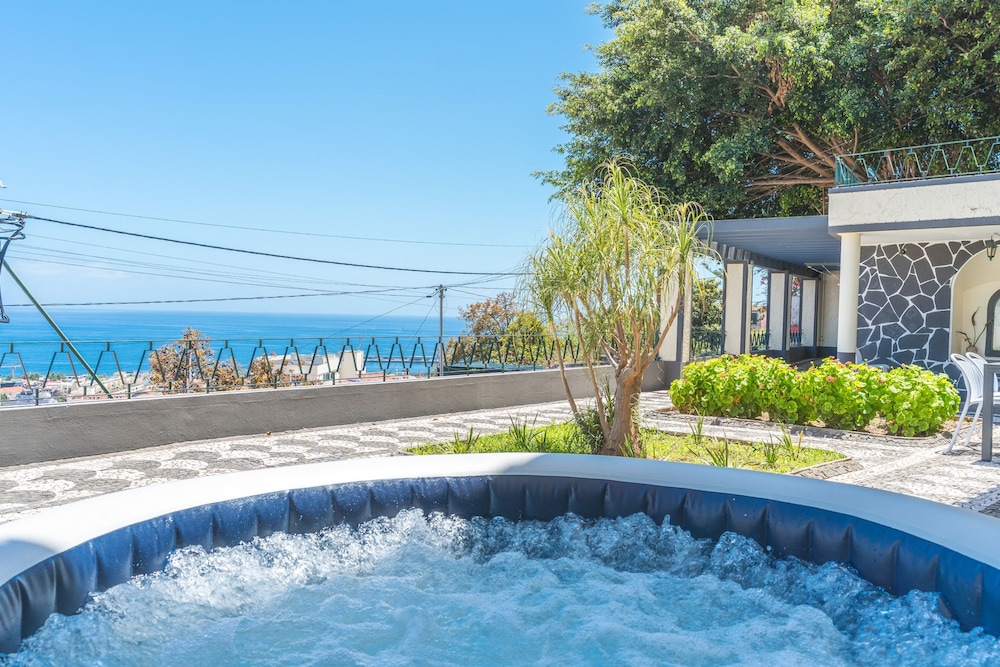 Villa Santa Luzia 1 by Atlantic Holiday — 4-Star Luxury Hotel in Santa Luzia, Portugal