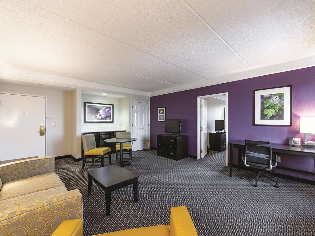 La Quinta Inn & Suites by Wyndham San Antonio Downtown - photo 29