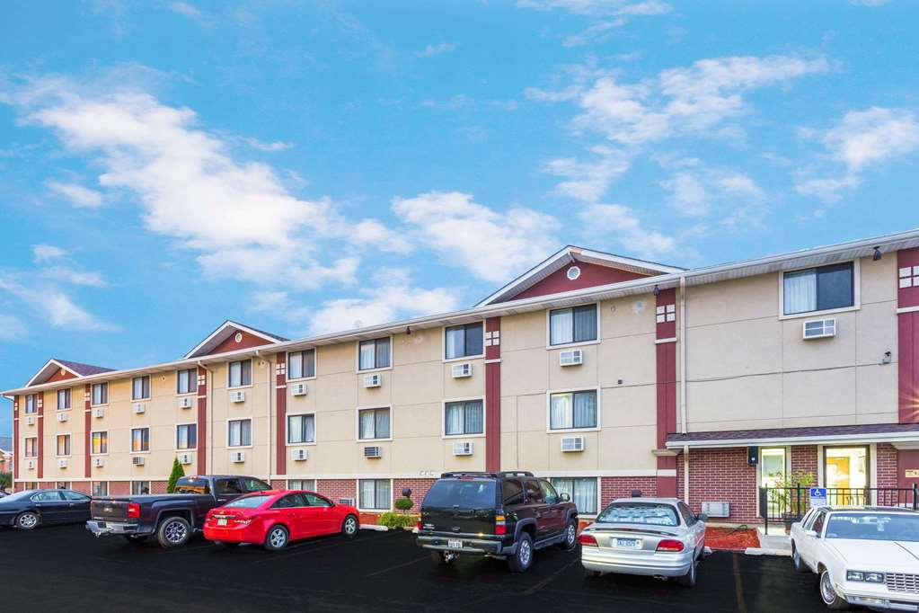 Super 8 by Wyndham Kenosha Pleasant Prairie — hotel in Pleasant Prairie