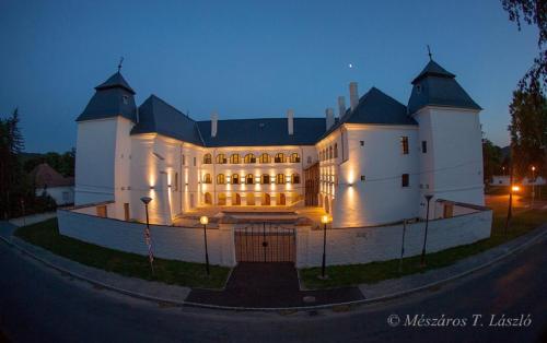 Egervári Várkastély - carbon neutral hotel in Unknown City