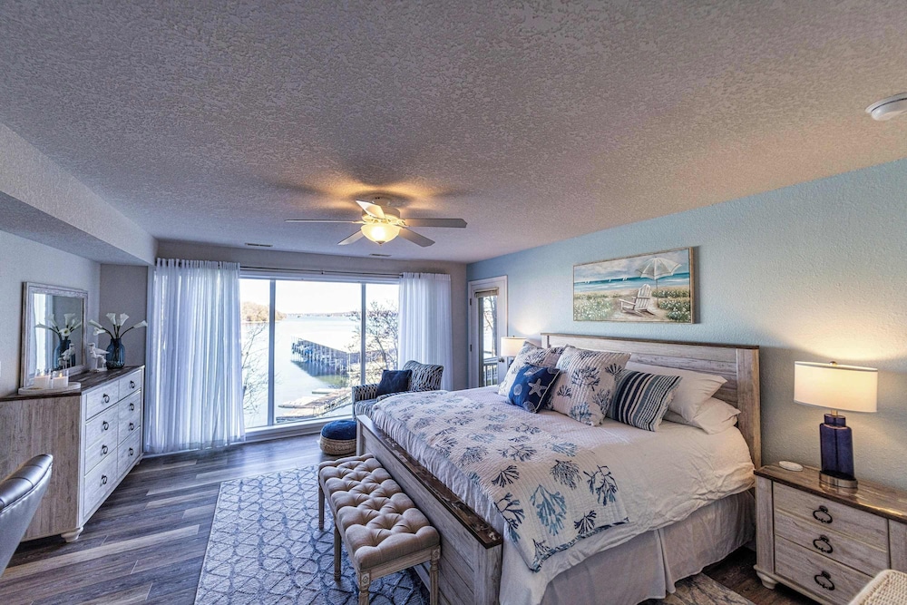 Lazy L at the Lake Chic 3 BDR Condo w Boat Slip — 4-Star Luxury Hotel in Lake Ozark, United States