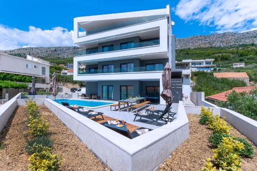Villa Leona xxl — 4-Star Luxury Hotel in Jesenice, Croatia