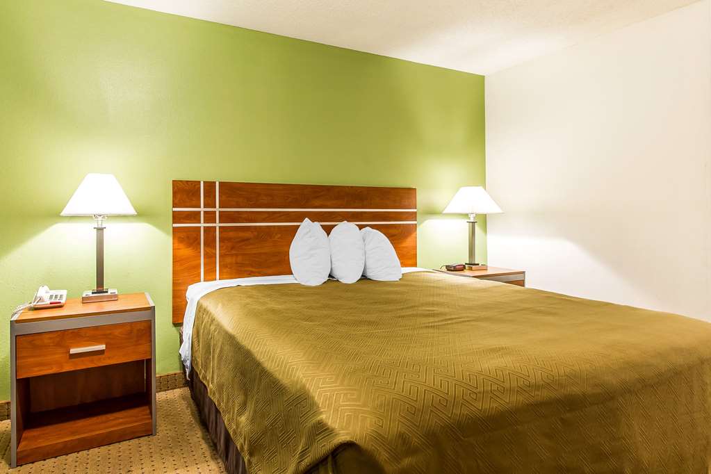 Econo Lodge Inn & Suites Pekin Peoria Area - photo 9