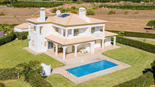 Villa Mina Large house sleeps 9 walk to beach golf and shops — 4-Star Luxury Hotel in Guia, Portugal
