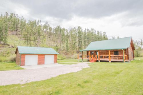 Newton Creek Cabin — 4-Star Luxury Hotel in Hill, United States