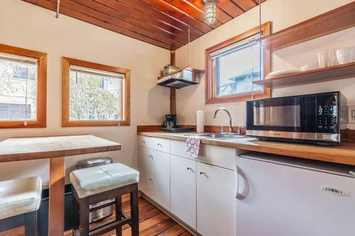 Charming two level retreat in Capitol Hill Foxglove Inn in Seattle, United States