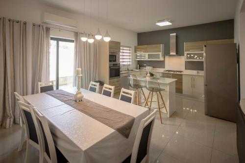 Ocean Bliss 3 Bedroom Apartment — 4-Star Luxury Hotel in Flic En Flac, Mauritius
