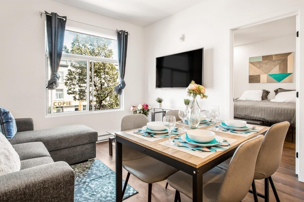 Le Mile End by M11 Modern 1 BDR Unit with Sofa Bed — 4-Star Luxury Hotel in Montreal, Canada