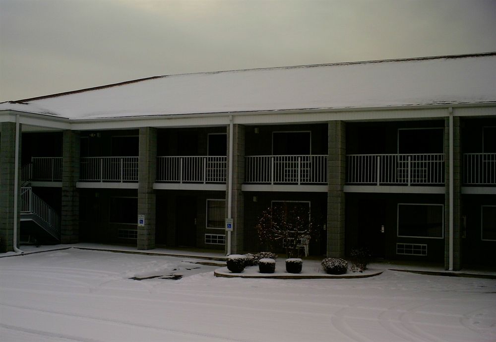 Campton Parkway Inn - photo 33