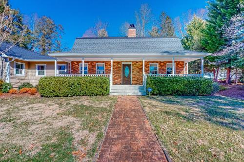 Brevard Bungalow — 4-Star Luxury Hotel in Brevard, United States