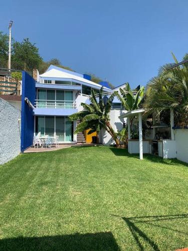Casa Azul en la orilla del Lago Tequesquitengo — 4-Star Luxury Hotel in Tequesquitengo, Mexico