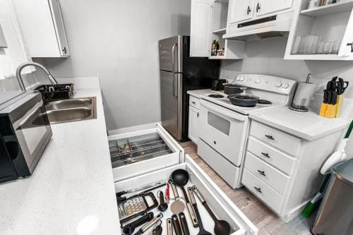 Cozy 1 Bed Sleeps 4 Near Strip Perfect GetAway