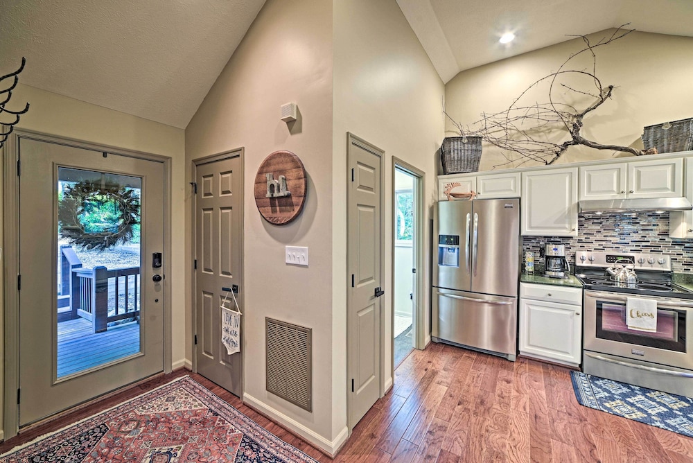1 Mi to Slopes and Dining Spacious Ski Getaway — hotel in Roseland