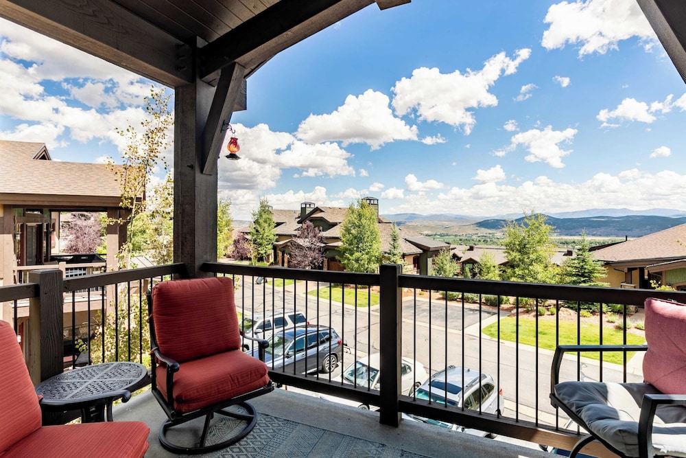 Fairway Ski and Golf Retreat by Avantstay Blocks From the Ski Lift Beautiful Views w Hot Tub - photo 28