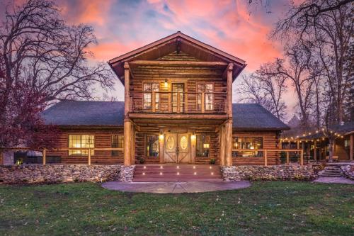 Log Cabin sleeps 20 with hot tub EV Charger firepit — 4-Star Luxury Hotel in Ahwahnee, United States