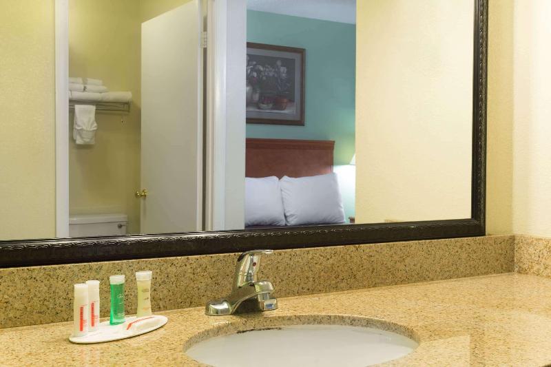 Howard Johnson by Wyndham Tallahassee - photo 7