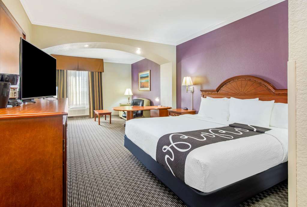La Quinta Inn & Suites by Wyndham Gainesville - photo 15