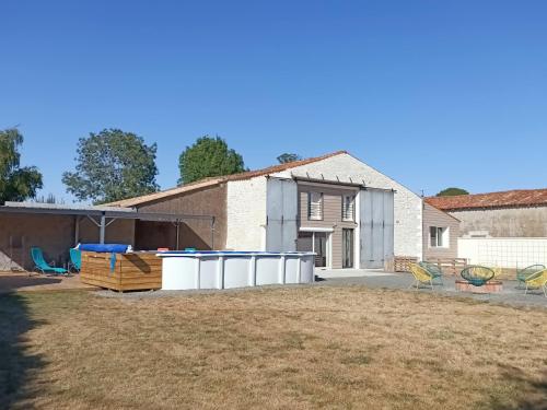 Le Hangar de Papi - carbon neutral hotel in Unknown City