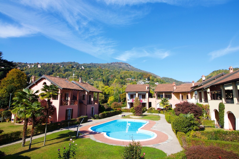 Sunflower Relax Pool and Terrace Happy Rentals — 4-Star Luxury Hotel in Lesa, Italy
