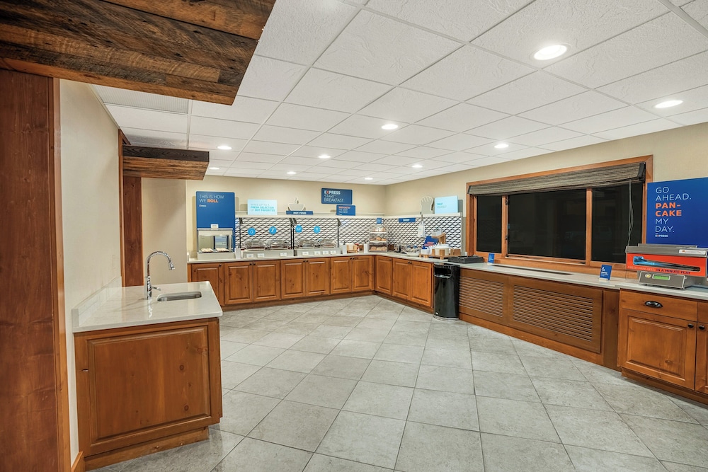Holiday Inn Express & Suites Hayward by IHG - photo 78