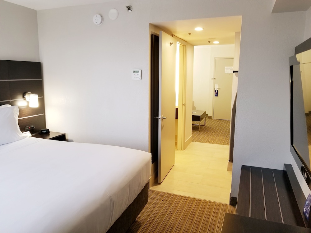 Holiday Inn Express & Suites Miami Hialeah by IHG - photo 11