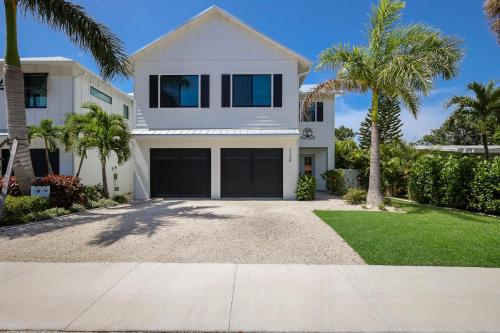 Three Little Birds Cottage — 4-Star Luxury Hotel in Holmes Beach, United States
