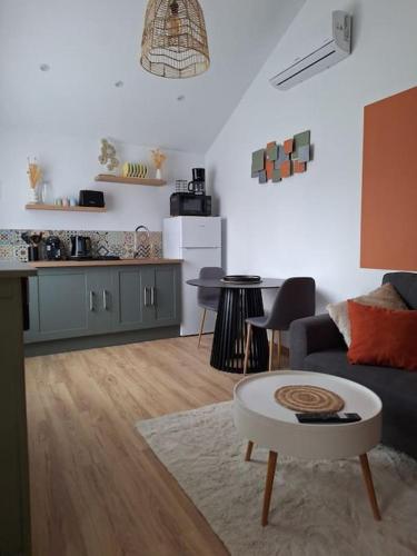 Charmante Maisonnette Equipee - last minute hotel in Caudebec-Les-Elbeuf