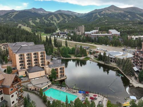 NEW Marriott Slope View Ski in Ski out Luxury Studio Sleeps 4 Full kitchen Amenities & Fee Parking in Breckenridge, United States
