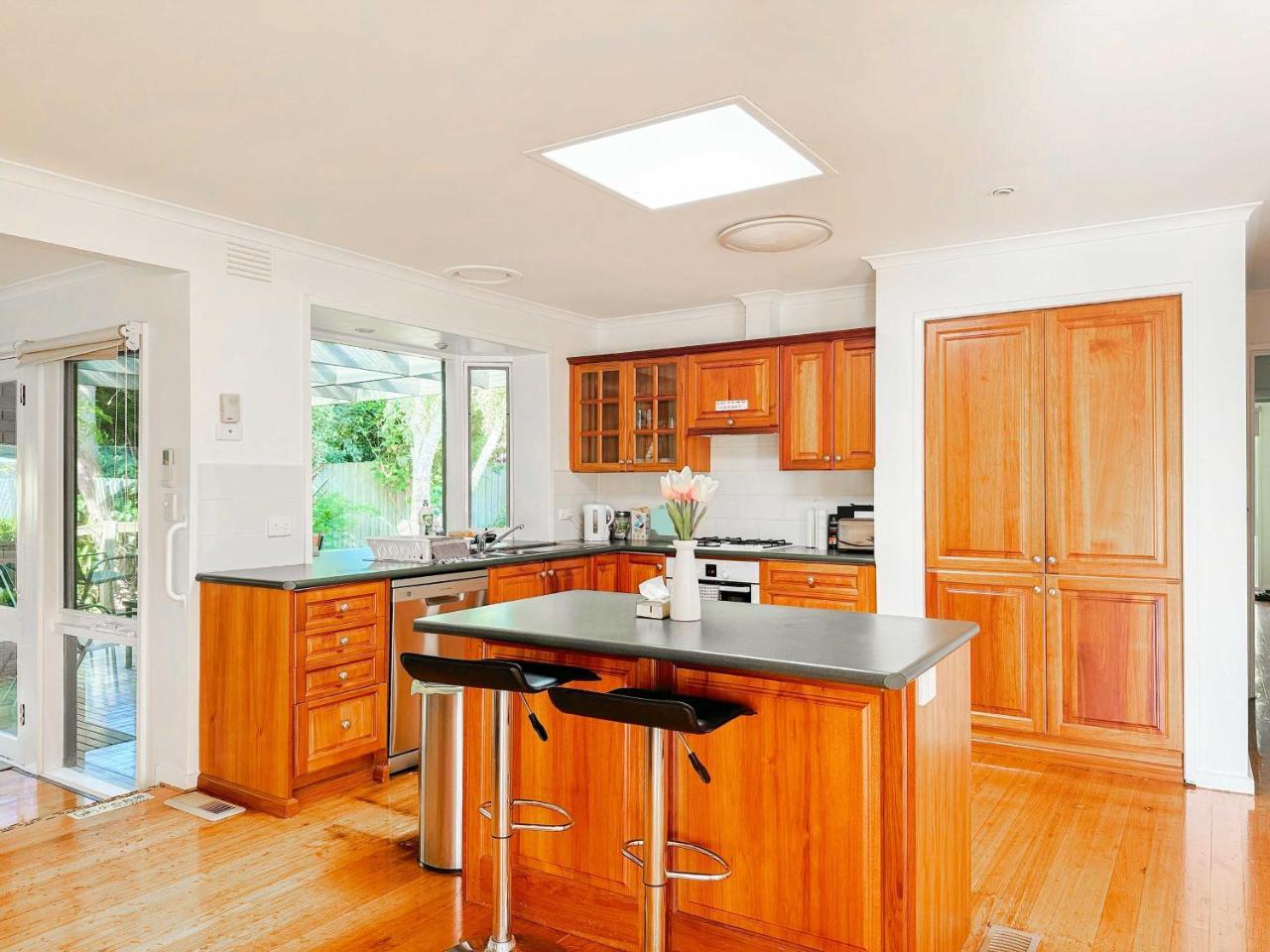 Serene 4Bed2Bath House w Parking Near Mornington Peninsula — 4-Star Luxury Hotel in Frankston, Australia