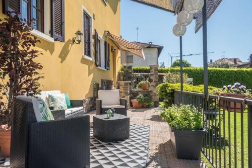 Tinas yellow home — 4-Star Luxury Hotel in Leggiuno, Italy