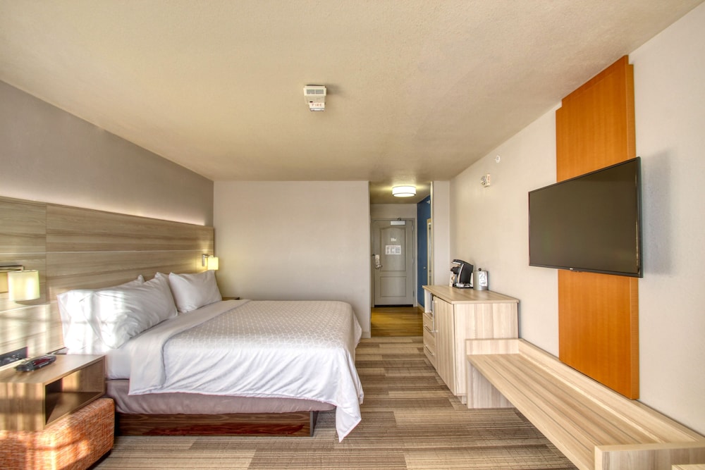 Holiday Inn Express Hotel & Suites Milwaukee Airport by IHG - photo 16